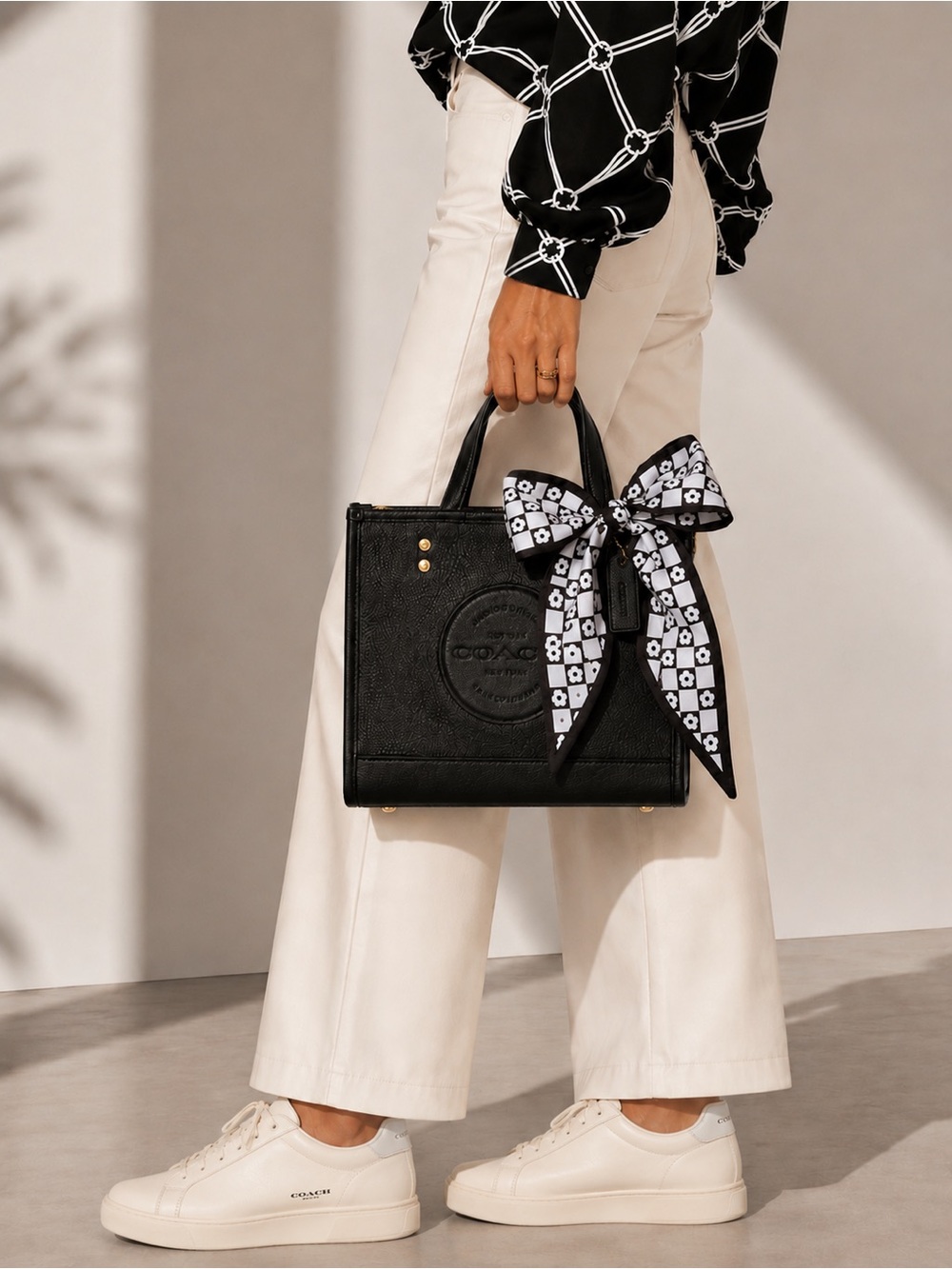 Coach Dempsey tote bag 22 in black leather and bow